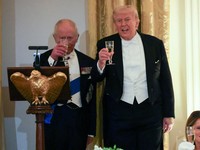 Raja Charles dan Donald Trump bersulang dalam jamuan makan malam kenegaraan untuk Raja dan Camilla di Gedung Putih, Selasa (28/4/2026). (REUTERS/Suzanne Plunkett)