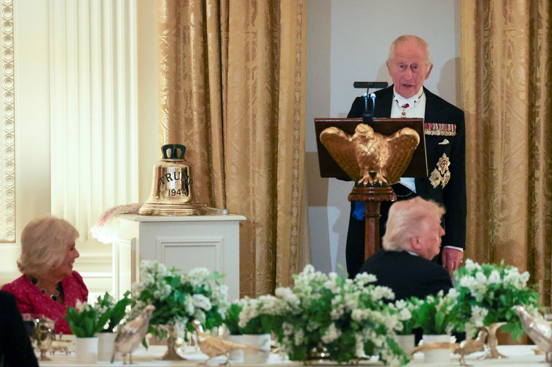 Raja Charles dari Inggris dan Presiden AS Donald Trump saat menghadiri jamuan makan malam kenegaraan untuk Raja dan Ratu Camilla di Gedung Putih, Washington, D.C., AS, Selasa (28/4/2026). (REUTERS/Evelyn Hockstein)
