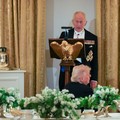 Raja Charles dari Inggris berbicara sementara Presiden AS Donald Trump dan Ratu Camilla dari Inggris mendengarkan selama jamuan makan malam kenegaraan untuk Raja Charles dan Ratu Camilla dari Inggris di Gedung Putih di Washington, D.C., AS, 28 April