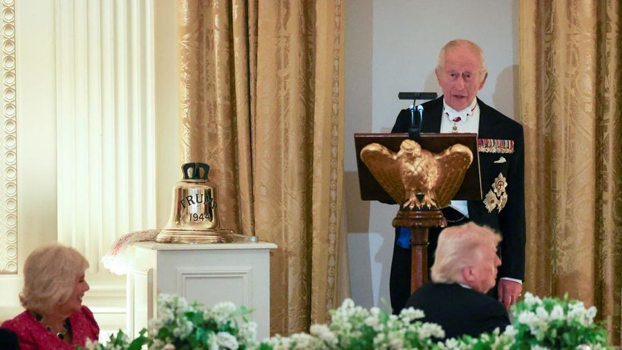 Raja Charles dari Inggris berbicara sementara Presiden AS Donald Trump dan Ratu Camilla dari Inggris mendengarkan selama jamuan makan malam kenegaraan untuk Raja Charles dan Ratu Camilla dari Inggris di Gedung Putih di Washington, D.C., AS, 28 April