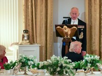 Raja Charles dari Inggris berbicara sementara Presiden AS Donald Trump dan Ratu Camilla dari Inggris mendengarkan selama jamuan makan malam kenegaraan untuk Raja Charles dan Ratu Camilla dari Inggris di Gedung Putih di Washington, D.C., AS, 28 April