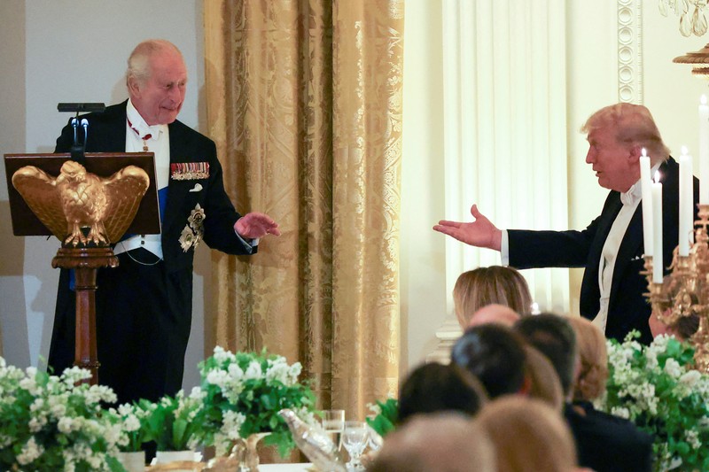 Raja Charles dari Inggris dan Presiden AS Donald Trump saat menghadiri jamuan makan malam kenegaraan untuk Raja dan Ratu Camilla di Gedung Putih, Washington, D.C., AS, Selasa (28/4/2026). (REUTERS/Evelyn Hockstein)