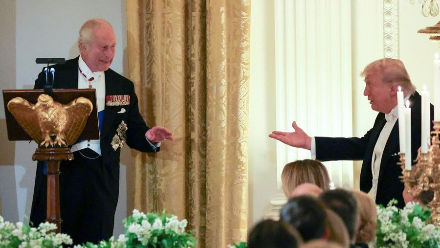 Raja Charles dari Inggris dan Presiden AS Donald Trump saat menghadiri jamuan makan malam kenegaraan untuk Raja dan Ratu Camilla di Gedung Putih, Washington, D.C., AS, Selasa (28/4/2026). (REUTERS/Suzanne Plunkett)