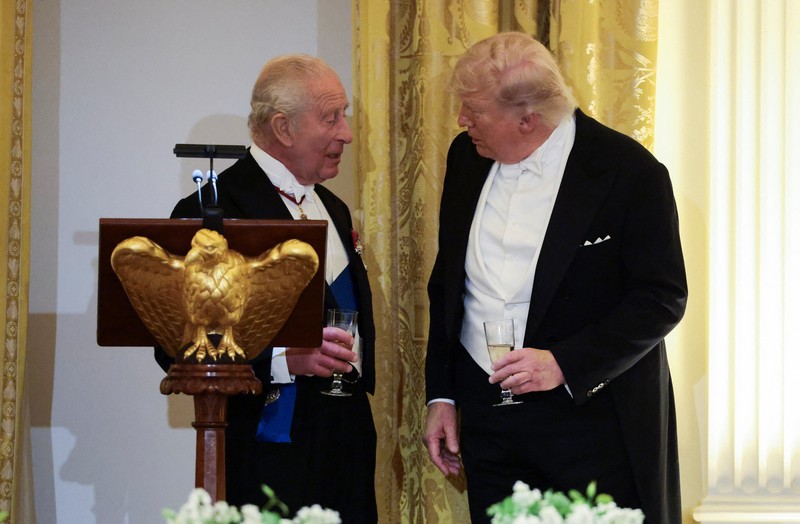 Raja Charles dari Inggris dan Presiden AS Donald Trump saat menghadiri jamuan makan malam kenegaraan untuk Raja dan Ratu Camilla di Gedung Putih, Washington, D.C., AS, Selasa (28/4/2026). (REUTERS/Evelyn Hockstein)