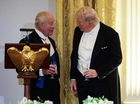 Raja Charles dari Inggris dan Presiden AS Donald Trump saat menghadiri jamuan makan malam kenegaraan untuk Raja dan Ratu Camilla di Gedung Putih, Washington, D.C., AS, Selasa (28/4/2026). (REUTERS/Evelyn Hockstein)