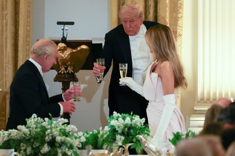 Raja Charles dari Inggris dan Presiden AS Donald Trump saat menghadiri jamuan makan malam kenegaraan untuk Raja dan Ratu Camilla di Gedung Putih, Washington, D.C., AS, Selasa (28/4/2026). (REUTERS/Evelyn Hockstein)