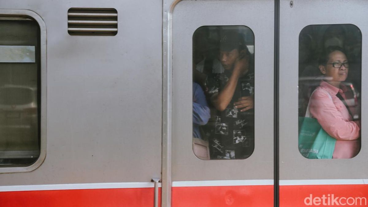 Manuver Kecoak Terbang Bikin Heboh di Gerbong KRL Khusus Wanita — NadiKabar.com