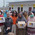 Bank Mega menyerahkan bantuan sembako dan pendidikan ke masyarakat di Aceh Tamiang, Aceh.