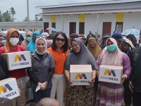 Bank Mega menyerahkan bantuan sembako dan pendidikan ke masyarakat di Aceh Tamiang, Aceh.