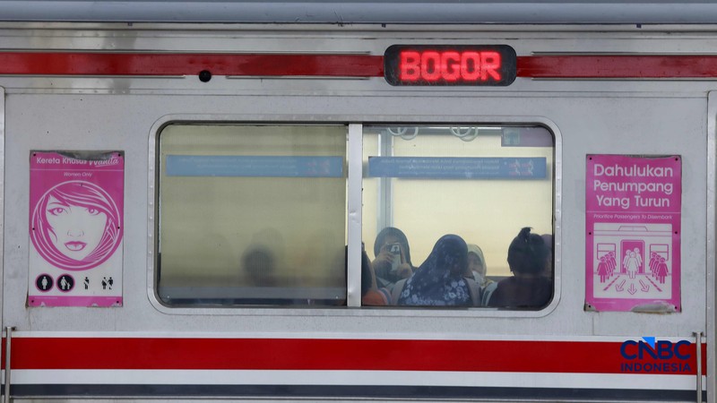 Sejumlah calon penumpang perempuan kembali memadati gerbong khusus wanita Kereta Rel Listrik (KRL) di peron 3-4 Stasiun Manggarai, Jakarta Selatan, Rabu (29/4/2026). (CNBC Indonesia/Muhammad Sabki)