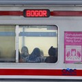 Sejumlah calon penumpang perempuan kembali memadati gerbong khusus wanita Kereta Rel Listrik (KRL) di peron 3-4 Stasiun Manggarai, Jakarta Selatan, Rabu (29/4/2026). (CNBC Indonesia/Muhammad Sabki)