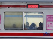 Sejumlah calon penumpang perempuan kembali memadati gerbong khusus wanita Kereta Rel Listrik (KRL) di peron 3-4 Stasiun Manggarai, Jakarta Selatan, Rabu (29/4/2026). (CNBC Indonesia/Muhammad Sabki)