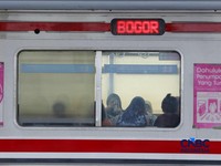 Sejumlah calon penumpang perempuan kembali memadati gerbong khusus wanita Kereta Rel Listrik (KRL) di peron 3-4 Stasiun Manggarai, Jakarta Selatan, Rabu (29/4/2026). (CNBC Indonesia/Muhammad Sabki)