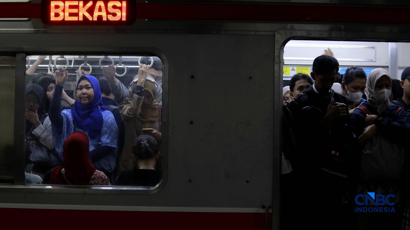 Sejumlah calon penumpang perempuan kembali memadati gerbong khusus wanita Kereta Rel Listrik (KRL) di peron 3-4 Stasiun Manggarai, Jakarta Selatan, Rabu (29/4/2026). (CNBC Indonesia/Muhammad Sabki)