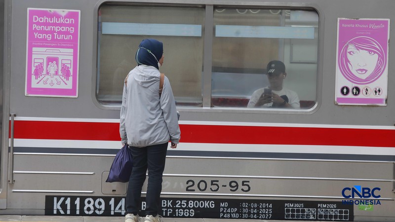 Sejumlah calon penumpang perempuan kembali memadati gerbong khusus wanita Kereta Rel Listrik (KRL) di peron 3-4 Stasiun Manggarai, Jakarta Selatan, Rabu (29/4/2026). (CNBC Indonesia/Muhammad Sabki)