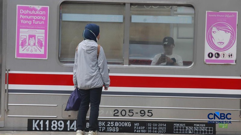 Sejumlah calon penumpang perempuan kembali memadati gerbong khusus wanita Kereta Rel Listrik (KRL) di peron 3-4 Stasiun Manggarai, Jakarta Selatan, Rabu (29/4/2026). (CNBC Indonesia/Muhammad Sabki)