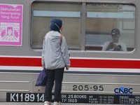 Sejumlah calon penumpang perempuan kembali memadati gerbong khusus wanita Kereta Rel Listrik (KRL) di peron 3-4 Stasiun Manggarai, Jakarta Selatan, Rabu (29/4/2026).(CNBC Indonesia/Muhammad Sabki)