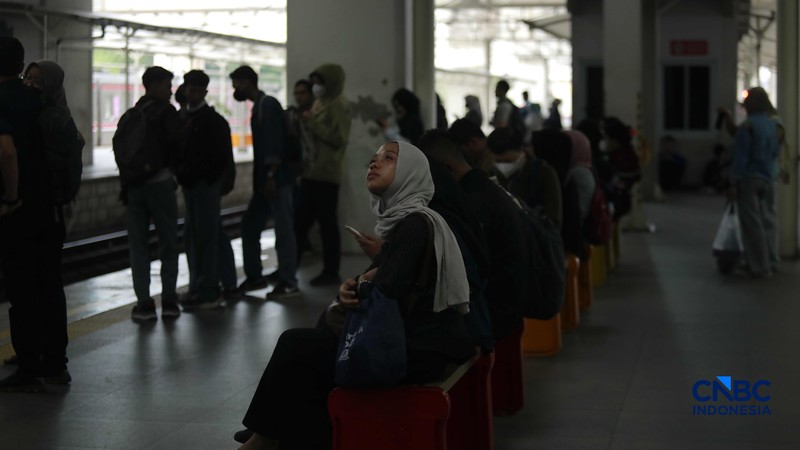 Sejumlah calon penumpang perempuan kembali memadati gerbong khusus wanita Kereta Rel Listrik (KRL) di peron 3-4 Stasiun Manggarai, Jakarta Selatan, Rabu (29/4/2026). (CNBC Indonesia/Muhammad Sabki)
