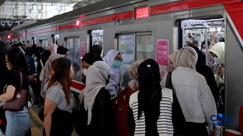 Sejumlah calon penumpang perempuan kembali memadati gerbong khusus wanita Kereta Rel Listrik (KRL) di peron 3-4 Stasiun Manggarai, Jakarta Selatan, Rabu (29/4/2026). (CNBC Indonesia/Muhammad Sabki)