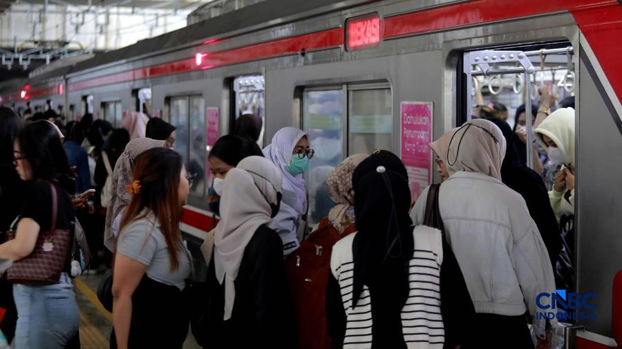 Sejumlah calon penumpang perempuan kembali memadati gerbong khusus wanita Kereta Rel Listrik (KRL) di peron 3-4 Stasiun Manggarai, Jakarta Selatan, Rabu (29/4/2026). (CNBC Indonesia/Muhammad Sabki)