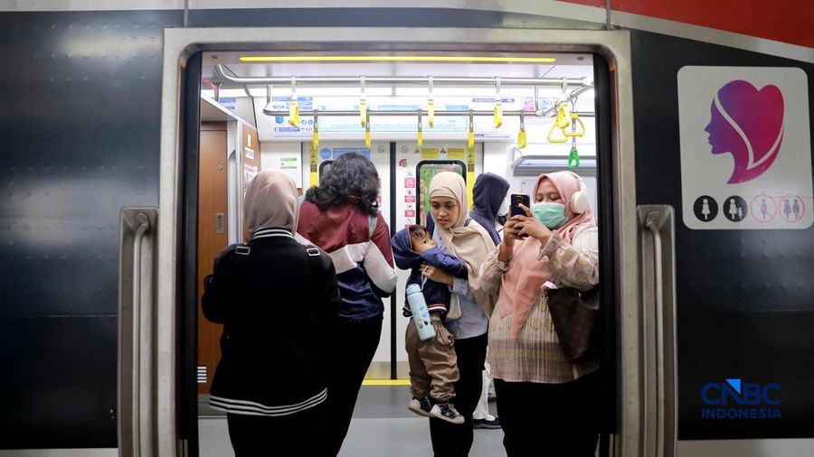 Sejumlah calon penumpang perempuan kembali memadati gerbong khusus wanita Kereta Rel Listrik (KRL) di peron 3-4 Stasiun Manggarai, Jakarta Selatan, Rabu (29/4/2026).(CNBC Indonesia/Muhammad Sabki)
