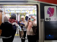 Sejumlah calon penumpang perempuan kembali memadati gerbong khusus wanita Kereta Rel Listrik (KRL) di peron 3-4 Stasiun Manggarai, Jakarta Selatan, Rabu (29/4/2026).(CNBC Indonesia/Muhammad Sabki)