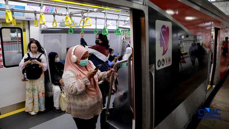 Sejumlah calon penumpang perempuan kembali memadati gerbong khusus wanita Kereta Rel Listrik (KRL) di peron 3-4 Stasiun Manggarai, Jakarta Selatan, Rabu (29/4/2026). (CNBC Indonesia/Muhammad Sabki)