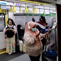 Sejumlah calon penumpang perempuan kembali memadati gerbong khusus wanita Kereta Rel Listrik (KRL) di peron 3-4 Stasiun Manggarai, Jakarta Selatan, Rabu (29/4/2026). (CNBC Indonesia/Muhammad Sabki)