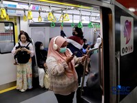 Sejumlah calon penumpang perempuan kembali memadati gerbong khusus wanita Kereta Rel Listrik (KRL) di peron 3-4 Stasiun Manggarai, Jakarta Selatan, Rabu (29/4/2026). (CNBC Indonesia/Muhammad Sabki)
