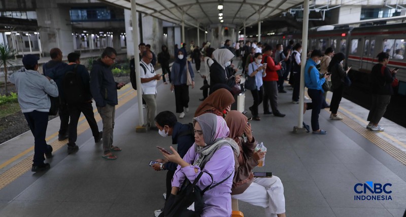 Sejumlah calon penumpang perempuan kembali memadati gerbong khusus wanita Kereta Rel Listrik (KRL) di peron 3-4 Stasiun Manggarai, Jakarta Selatan, Rabu (29/4/2026). (CNBC Indonesia/Muhammad Sabki)