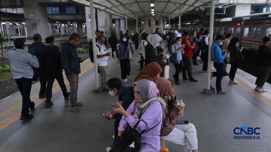 Sejumlah calon penumpang perempuan kembali memadati gerbong khusus wanita Kereta Rel Listrik (KRL) di peron 3-4 Stasiun Manggarai, Jakarta Selatan, Rabu (29/4/2026). (CNBC Indonesia/Muhammad Sabki)