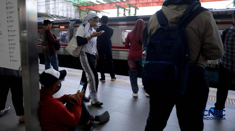 Sejumlah calon penumpang perempuan kembali memadati gerbong khusus wanita Kereta Rel Listrik (KRL) di peron 3-4 Stasiun Manggarai, Jakarta Selatan, Rabu (29/4/2026). (CNBC Indonesia/Muhammad Sabki)