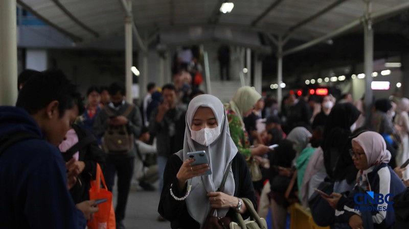 Sejumlah calon penumpang perempuan kembali memadati gerbong khusus wanita Kereta Rel Listrik (KRL) di peron 3-4 Stasiun Manggarai, Jakarta Selatan, Rabu (29/4/2026). (CNBC Indonesia/Muhammad Sabki)