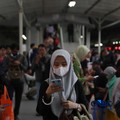 Sejumlah calon penumpang perempuan kembali memadati gerbong khusus wanita Kereta Rel Listrik (KRL) di peron 3-4 Stasiun Manggarai, Jakarta Selatan, Rabu (29/4/2026). (CNBC Indonesia/Muhammad Sabki)