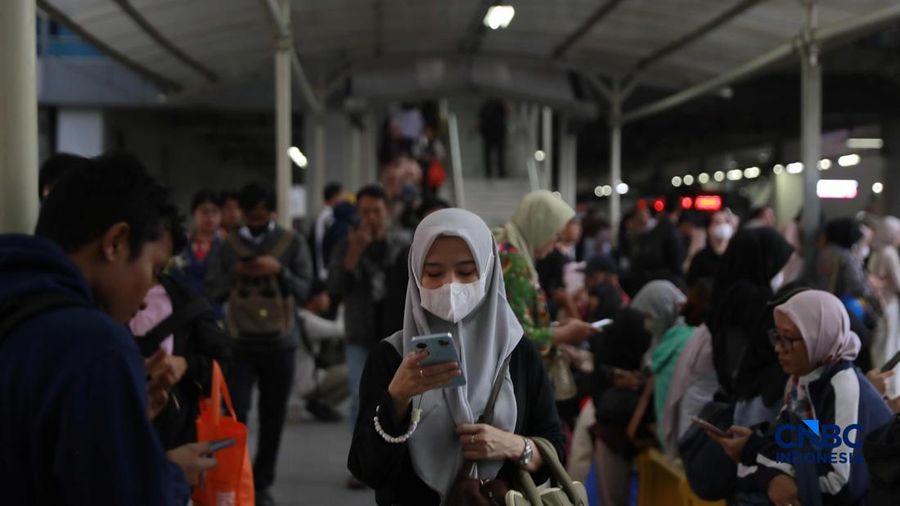 Sejumlah calon penumpang perempuan kembali memadati gerbong khusus wanita Kereta Rel Listrik (KRL) di peron 3-4 Stasiun Manggarai, Jakarta Selatan, Rabu (29/4/2026). (CNBC Indonesia/Muhammad Sabki)
