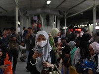 Sejumlah calon penumpang perempuan kembali memadati gerbong khusus wanita Kereta Rel Listrik (KRL) di peron 3-4 Stasiun Manggarai, Jakarta Selatan, Rabu (29/4/2026). (CNBC Indonesia/Muhammad Sabki)