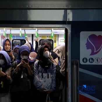 Sejumlah calon penumpang perempuan kembali memadati gerbong khusus wanita Kereta Rel Listrik (KRL) di peron 3-4 Stasiun Manggarai, Jakarta Selatan, Rabu (29/4/2026).
