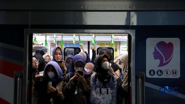 Usai Tragedi Bekasi, Gerbong Perempuan KRL Kembali Padat di Jam Sibuk