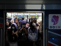 Sejumlah calon penumpang perempuan kembali memadati gerbong khusus wanita Kereta Rel Listrik (KRL) di peron 3-4 Stasiun Manggarai, Jakarta Selatan, Rabu (29/4/2026).