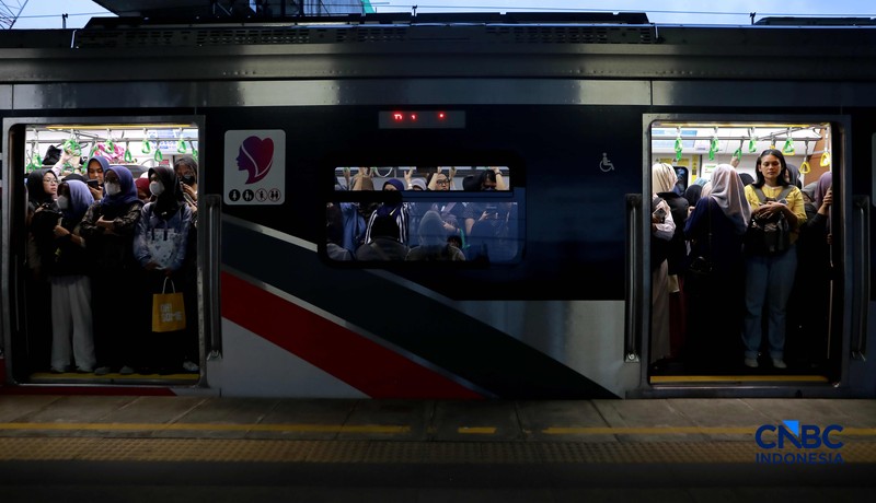 Sejumlah calon penumpang perempuan kembali memadati gerbong khusus wanita Kereta Rel Listrik (KRL) di peron 3-4 Stasiun Manggarai, Jakarta Selatan, Rabu (29/4/2026). (CNBC Indonesia/Muhammad Sabki)