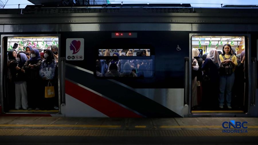 Sejumlah calon penumpang perempuan kembali memadati gerbong khusus wanita Kereta Rel Listrik (KRL) di peron 3-4 Stasiun Manggarai, Jakarta Selatan, Rabu (29/4/2026).