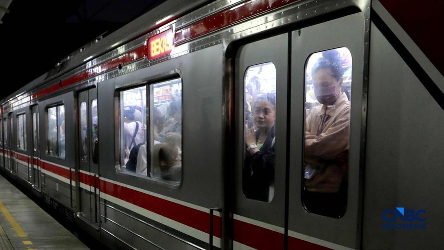 Sejumlah calon penumpang perempuan kembali memadati gerbong khusus wanita Kereta Rel Listrik (KRL) di peron 3-4 Stasiun Manggarai, Jakarta Selatan, Rabu (29/4/2026).