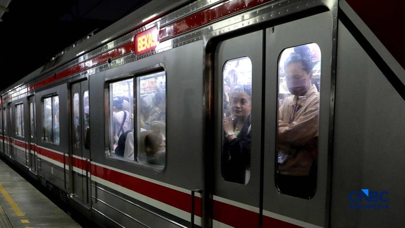 Sejumlah calon penumpang perempuan kembali memadati gerbong khusus wanita Kereta Rel Listrik (KRL) di peron 3-4 Stasiun Manggarai, Jakarta Selatan, Rabu (29/4/2026).
