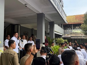 Seskab Pimpin Pelajar SMAN 1 Cilacap Nyanyi Lagu Nasional di Depan Prabowo