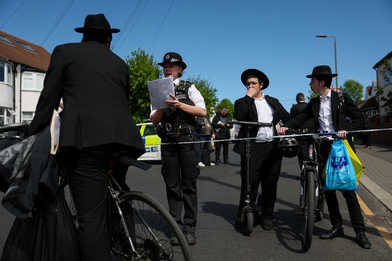 Suasana lokasi pasca insiden penusukan di daerah Golders Green, London. Inggris, Rabu (28/4/2026) (James Marlow/via REUTERS)
