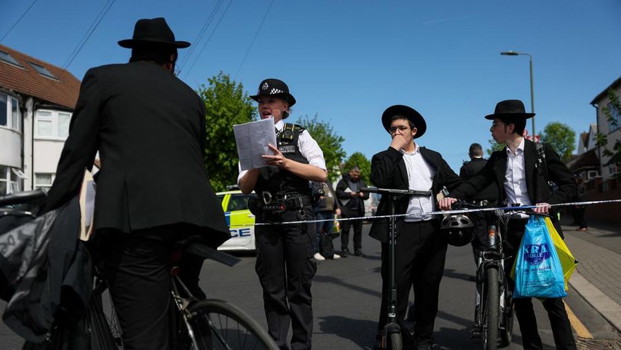 Suasana lokasi pasca insiden penusukan di daerah Golders Green, London. Inggris, Rabu (28/4/2026). (REUTERS/Hannah McKay)