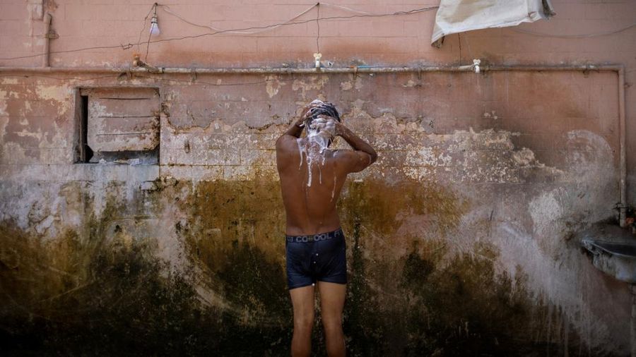 Suasana saat gelombang panas melanda New Delhi, India, Rabu (29/4/2026). (REUTERS/Adnan Abidi)