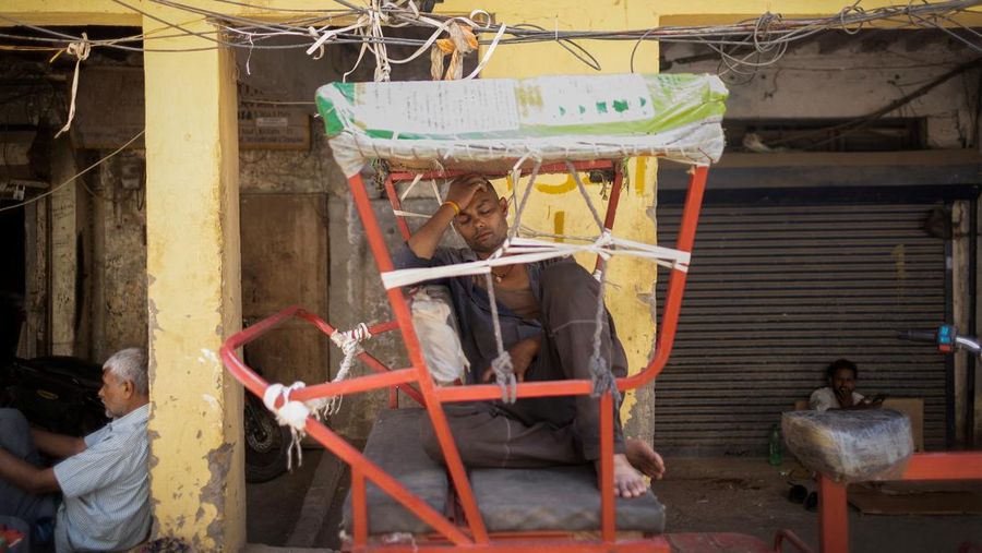 Suasana saat gelombang panas melanda New Delhi, India, Rabu (29/4/2026). (REUTERS/Adnan Abidi)