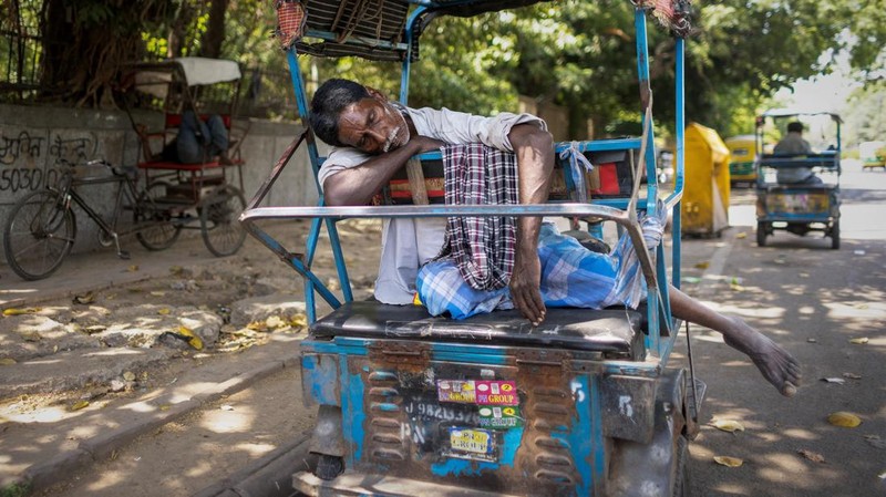 Suasana saat gelombang panas melanda New Delhi, India, Rabu (29/4/2026). (REUTERS/Adnan Abidi)