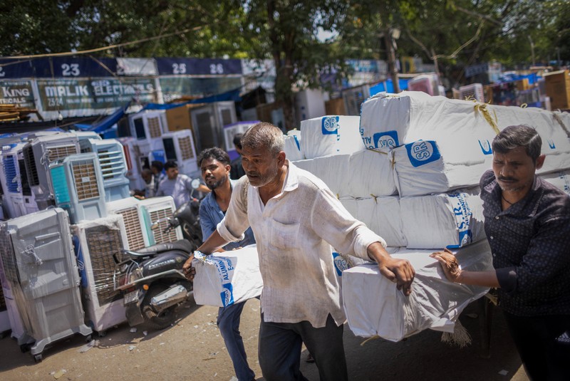 Suasana saat gelombang panas melanda New Delhi, India, Rabu (29/4/2026). (REUTERS/Adnan Abidi)